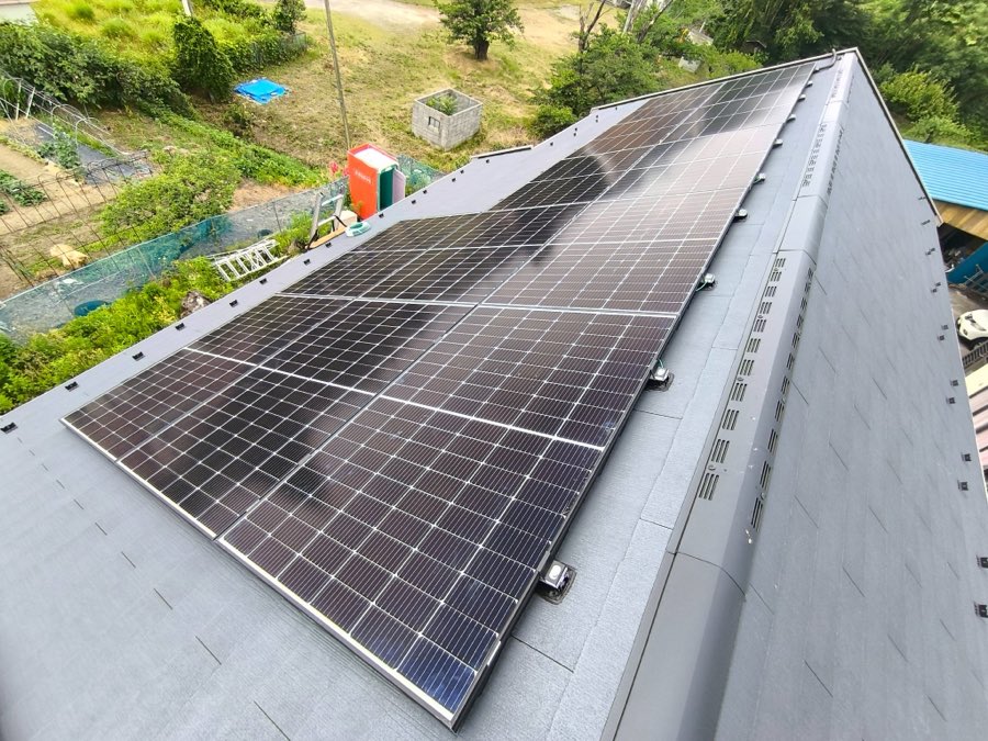 スレート屋根に設置した太陽光パネルの俯瞰