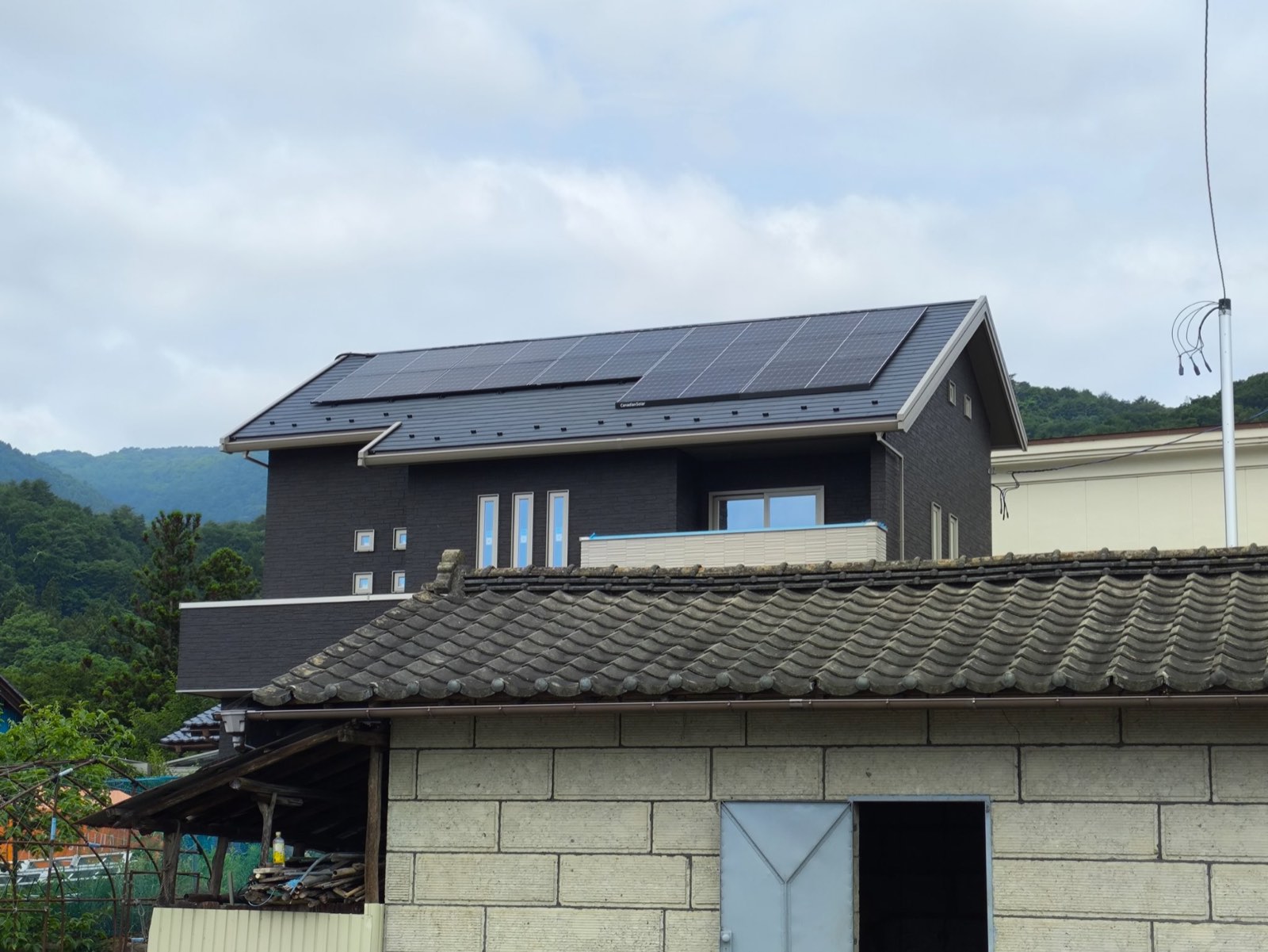 黒い外壁の住宅の屋根に設置した太陽光パネル